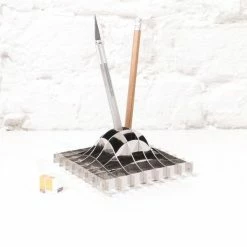 Fundamental.Berlin Gravity Pen Holder